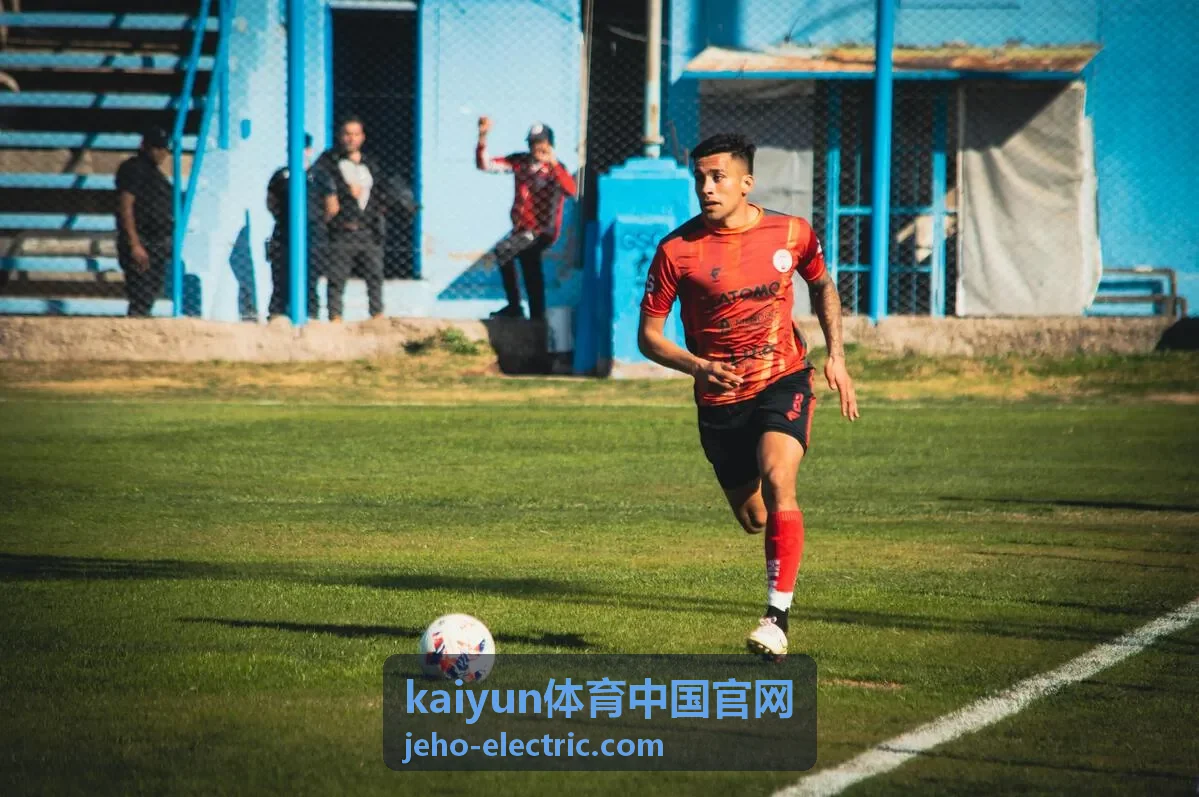 kaiyun体育中国官网赛事现场工作人员协助参赛者